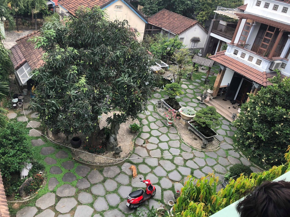 Khám nhà hai nguyên Chủ tịch Đà Nẵng vừa bị khởi tố - 4
Trong khuôn viên nhà ông Minh vắng lặng, cửa sổ cửa chính đều đóng kín.