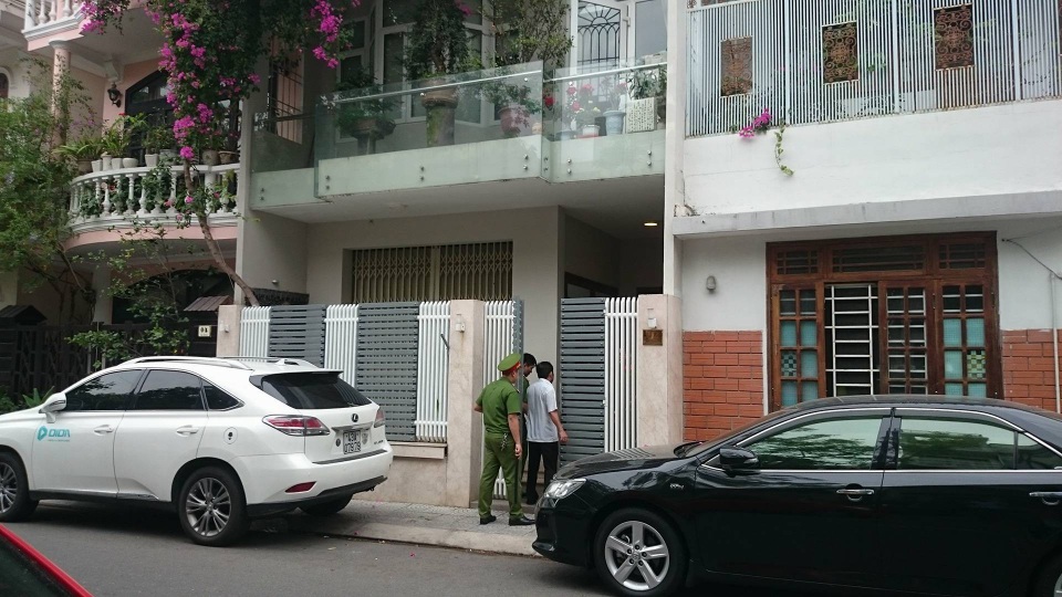 Khám nhà hai nguyên Chủ tịch Đà Nẵng vừa bị khởi tố - 9
Công an tới nhà ông Văn Hữu Chiến sáng nay.
