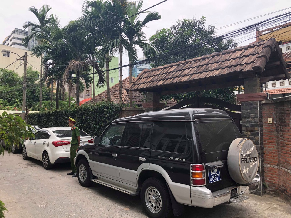 Khám nhà hai nguyên Chủ tịch Đà Nẵng vừa bị khởi tố - 8
Lực lượng công an trước cửa nhà ông Minh sáng nay.
