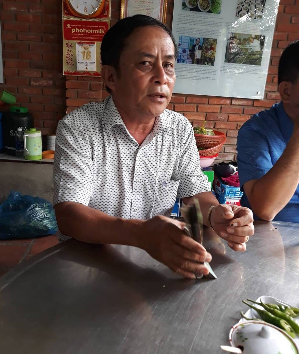 Khám nhà hai nguyên Chủ tịch Đà Nẵng vừa bị khởi tố - 3
Ông Tào Viết Mười chứng kiến buổi khám nhà ông Văn Hữu Chiến.