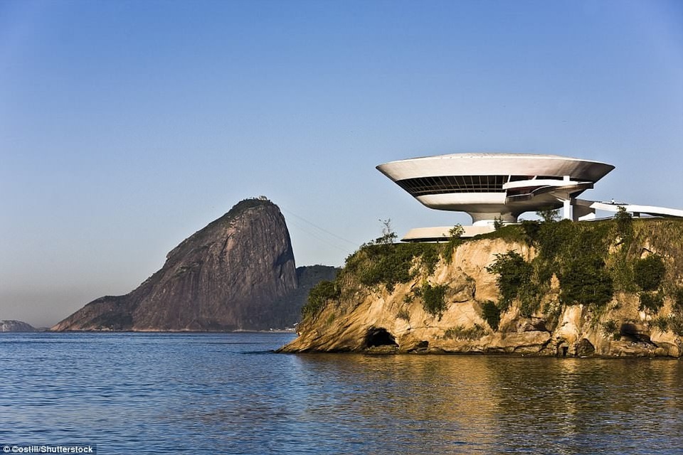 Còn đây là bảo tàng nghệ thuật đương đại nằm ở Niteroi, gần thủ đô Rio de Janeiro, Brazil. Công trình do kiến trúc sư Oscar Niemeyer tạo nên.