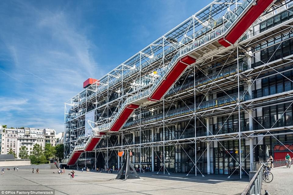 Còn đây là tòa nhà phức hợp ở khu Beaubourg thuộc quận 4, thủ đô Paris, Pháp. Nơi này còn có thư viện công cộng và bảo tàng nghệ thuật đương đại.