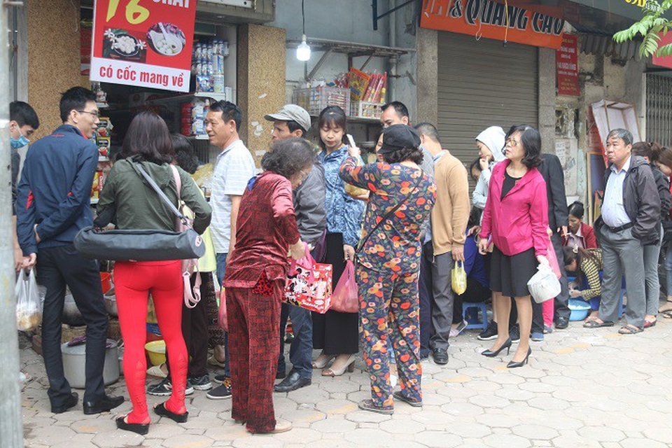 Người Hà Nội xếp hàng dài mua bánh trôi, bánh chay ăn tết Hàn thực - 1 Dòng người nối dài xếp hàng đợi mua bánh trôi bánh, bánh chay trên phố Ngô Thì Nhậm