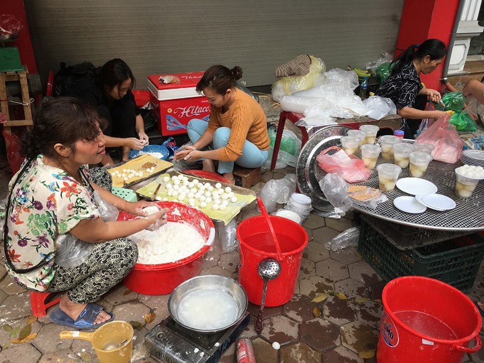 Người Hà Nội xếp hàng dài mua bánh trôi, bánh chay ăn tết Hàn thực - 9 Khung cảnh mua bán bánh ở chợ Hôm cũng tấp nập không kém tại các cửa hàng truyền thống.