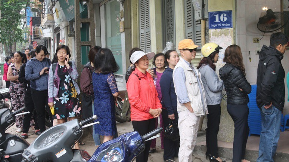 Người Hà Nội xếp hàng dài mua bánh trôi, bánh chay ăn tết Hàn thực - 2 Nhiều người xếp hàng từ sáng sớm, kiên nhẫn chờ đợi hàng tiếng đồng hồ để mua được bánh ngon