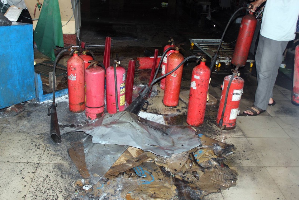  Nhiều bình PCCC cá nhân được huy động để dập lửa