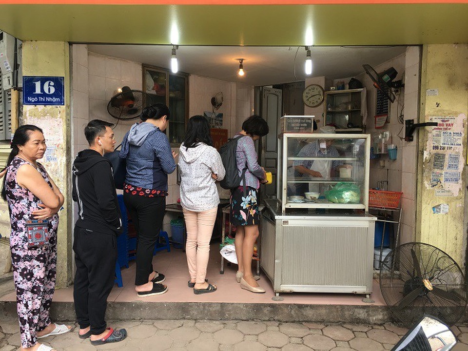 Người Hà Nội xếp hàng dài mua bánh trôi, bánh chay ăn tết Hàn thực - 3 Mỗi người phải xếp hàng từ 30 phút - 1 tiếng đồng hồ mới mua được bánh.