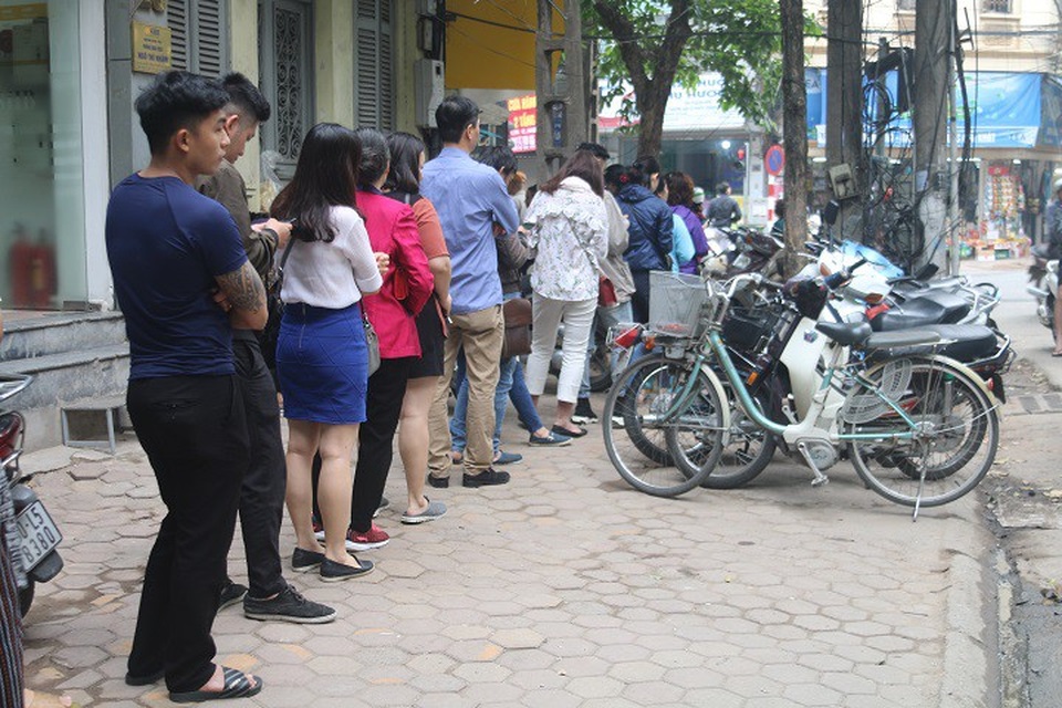 Người Hà Nội xếp hàng dài mua bánh trôi, bánh chay ăn tết Hàn thực - 4 Càng về trưa, dòng người xếp hàng mua càng đông đúc, tấp nập