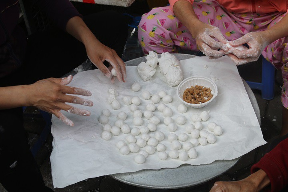 Người Hà Nội xếp hàng dài mua bánh trôi, bánh chay ăn tết Hàn thực - 7 Dù bắt đầu chuẩn bị từ 2 giờ sáng nhưng vẫn không được ngơi tay vì số lượng khách mua quá đông