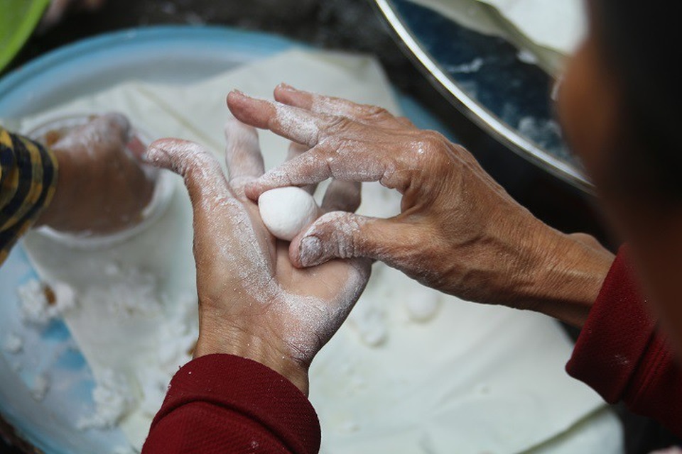 Người Hà Nội xếp hàng dài mua bánh trôi, bánh chay ăn tết Hàn thực - 8 Bánh trôi được nặn ngay tại chỗ để đáp ứng nhu cầu của người mua