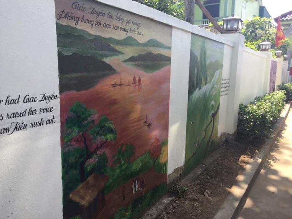 Độc đáo con đường bích họa trên quê hương Đại thi hào Nguyễn Du - 5 Công trình được thực hiện trên các bức tường nhà văn hóa thôn và một số hộ dân. Đây là một trong những điểm nhấn, góp phần bổ sung sản phẩm du lịch “homestay”(du lịch trải nghiệm sống trong căn nhà của người bản địa) cho người dân địa phương.