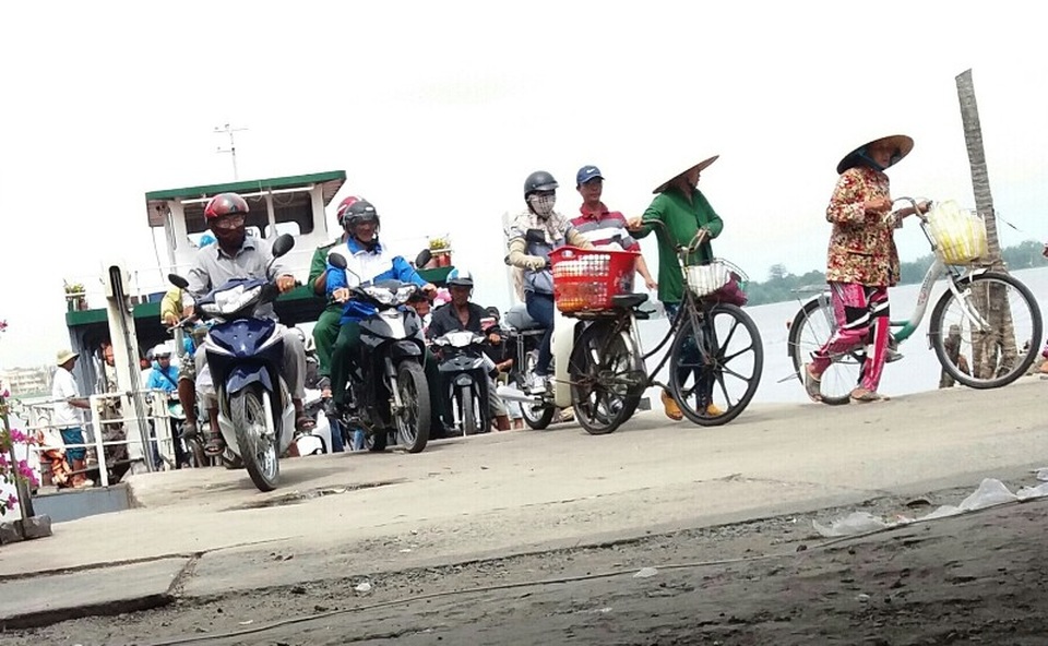 Bé gái đi phà, lọt qua lỗ hổng rơi xuống sông tử vong - 1
Bến Phà thuộc khóm 3, phường Thành Phước, thị xã Bình Minh, tỉnh Vĩnh Long nơi mẹ con bé K. đi qua để sang sông.