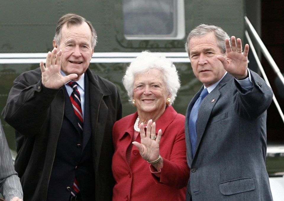 Cựu đệ nhất phu nhân Mỹ Barbara Bush qua đời ở tuổi 92 - 1
Cựu Đệ nhất Phu nhân Mỹ Barbara Bush cùng chồng là cựu Tổng thống George H.W. Bush và con trai là cựu Tổng thống George W. Bush (Ảnh: Reuters)