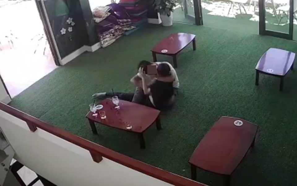 “Ân ái” trong quán trà sữa: Bản năng đánh bại ý thức - 2
Hàng loạt clip tương tự khác được dân tình truyền tay nhau