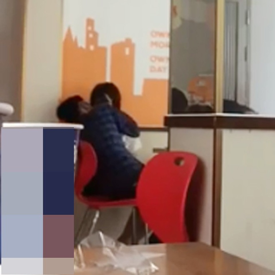 “Ân ái” trong quán trà sữa: Bản năng đánh bại ý thức - 3
Giới trẻ ngày càng có xu hướng cởi mở hơn trong chuyện thể hiện tình cảm?