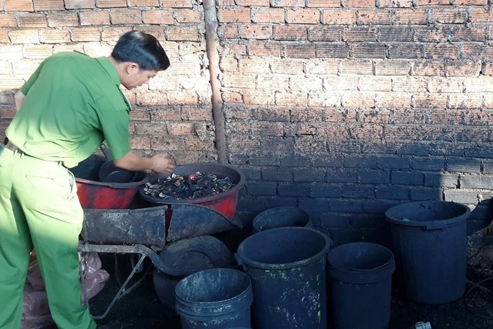 Cà phê "nhuộm" pin, thuốc ung thư trộn than tre: Người Việt đang tự giết mình - 1
Đắk Nông vừa phát hiện một cơ sở nghi nhuộm cà phê bằng pin.