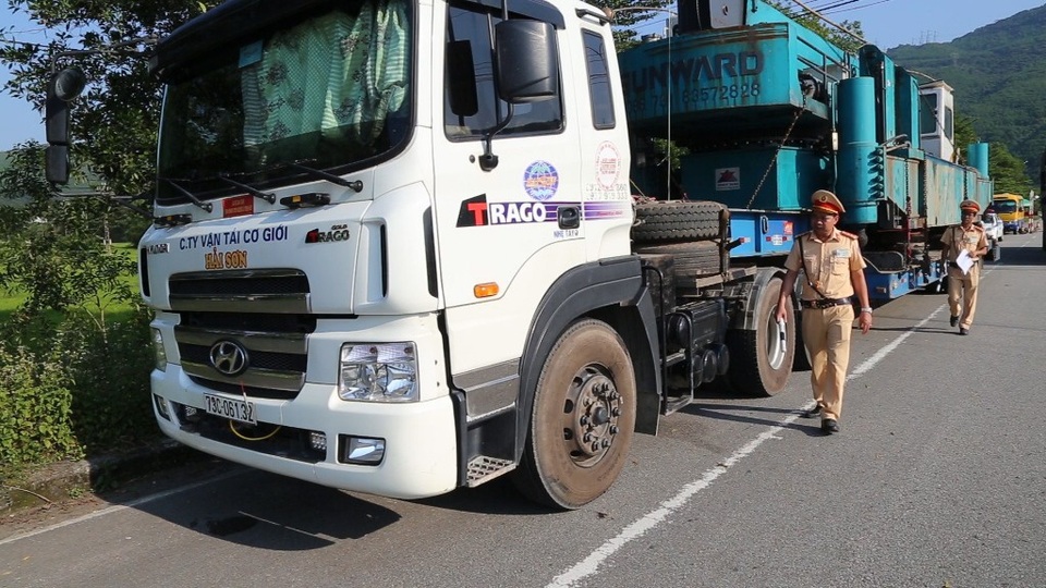 Công ty có xe chở "quái thú" tiếp tục bị xử phạt hơn 77 triệu đồng - 2 Công ty có xe chở "quái thú" tiếp tục bị xử phạt hơn 77 triệu đồng - 2