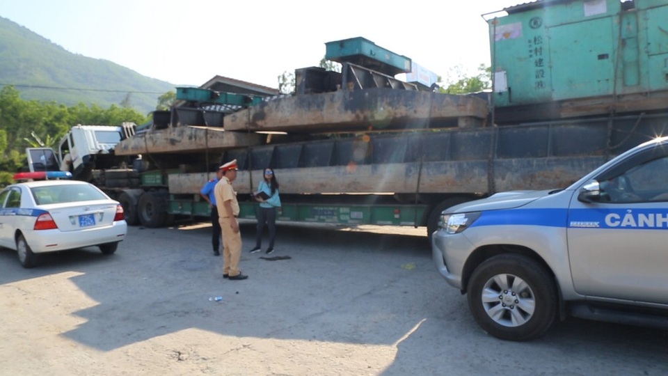 Công ty có xe chở "quái thú" tiếp tục bị xử phạt hơn 77 triệu đồng - 1 CSGT Thừa Thiên Huế chặn các xe chở quá tải hàng siêu trường siêu trọng của Công ty Hải Sơn