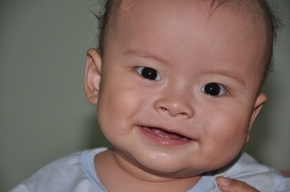 Xót xa bé 10 tháng bị u nguyên bào gan - 6 Nụ cười hồn nhiên của bé Đức khiến chúng tôi không khỏi xót xa.