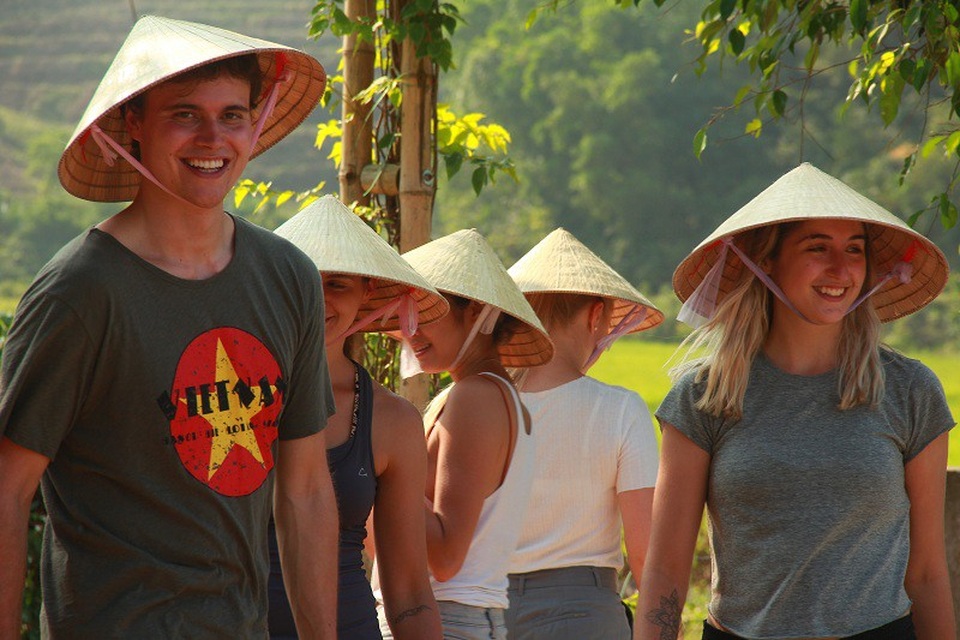 Khách tây hào hứng cưỡi trâu, chăn vịt ở “Vương quốc” hang động - 3 Những nét đặc trưng của làng quê Việt Nam khiến nhiều vị khách tây thích thú và muốn trải nghiệm.