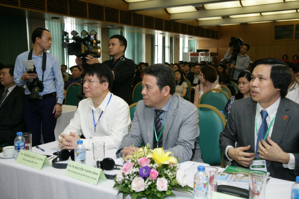 Thứ trưởng Trương Quốc Cường (áo trắng) tham dự hội nghị.