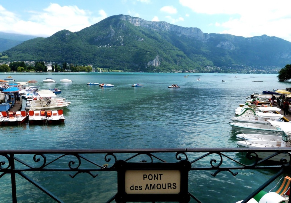 Thăm Annecy - Thị trấn hữu tình du lịch nổi tiếng của nước Pháp - 5 Cầu tình yêu Annecy