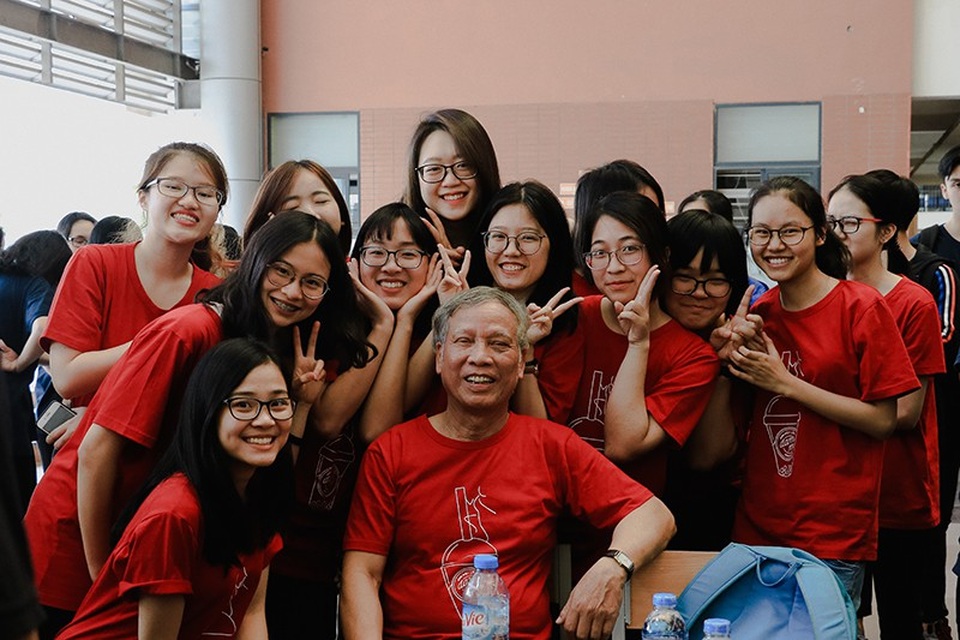 "Cô giáo hoa khôi" trường Ams trẻ trung khi diện đồng phục cùng học trò - 8 "Cô giáo hoa khôi" trường Ams trẻ trung khi diện đồng phục cùng học trò - 8