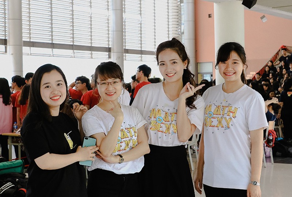 "Cô giáo hoa khôi" trường Ams trẻ trung khi diện đồng phục cùng học trò - 1
Cô giáo hoa khôi Phan Hồng Anh (thứ 2 từ phải sang) cùng với các đồng nghiệp và học trò tham gia Ngày hội thầy trò