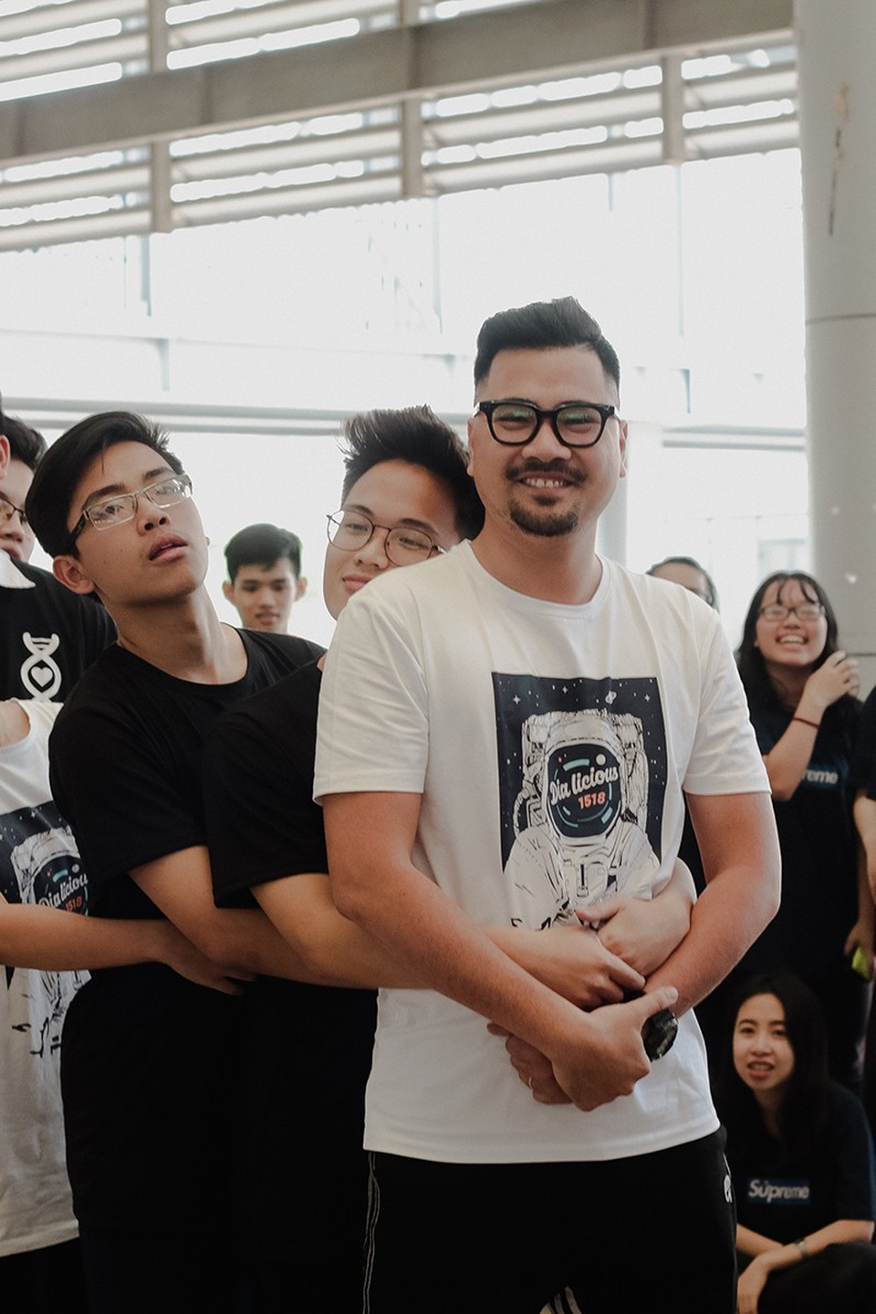 "Cô giáo hoa khôi" trường Ams trẻ trung khi diện đồng phục cùng học trò - 7 “Ngày hội thầy trò” còn là nơi lưu giữ những kỷ niệm tập thể không thể nào quên.