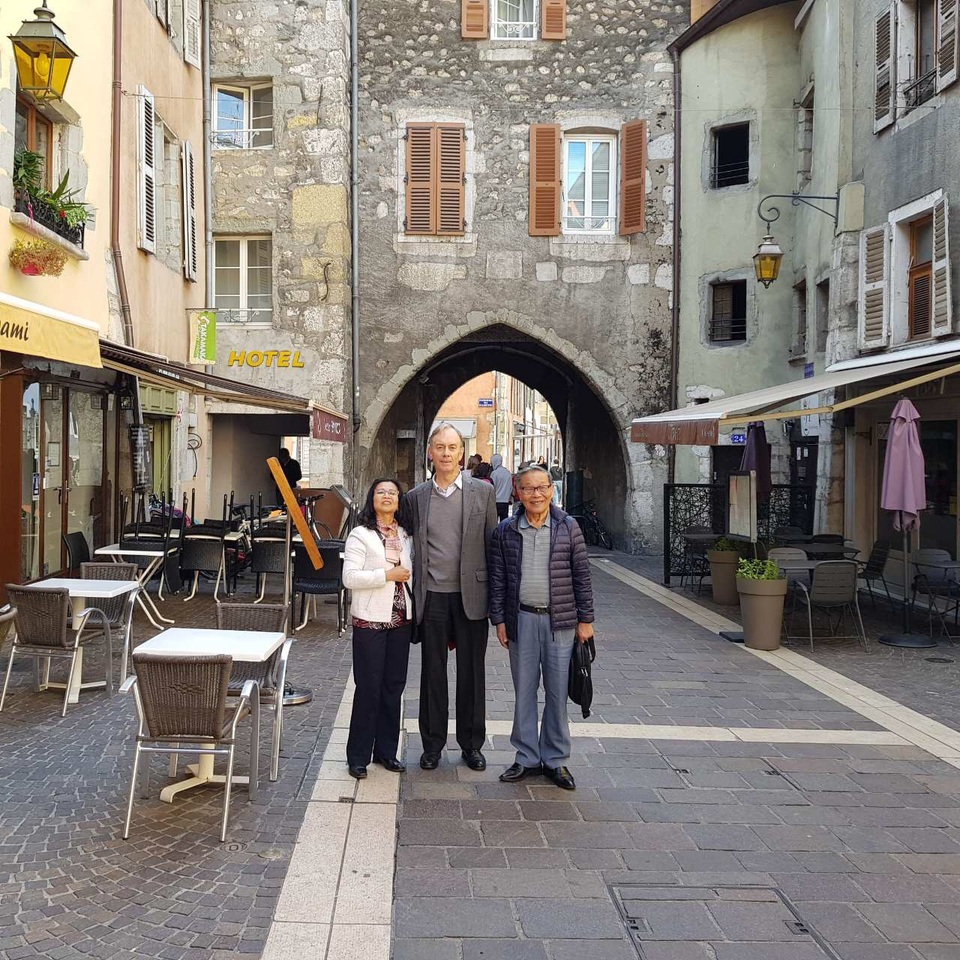 Thăm Annecy - Thị trấn hữu tình du lịch nổi tiếng của nước Pháp - 4 Thăm tòa lâu đài cổ trên ngọn đồi cao thị trấn Annecy