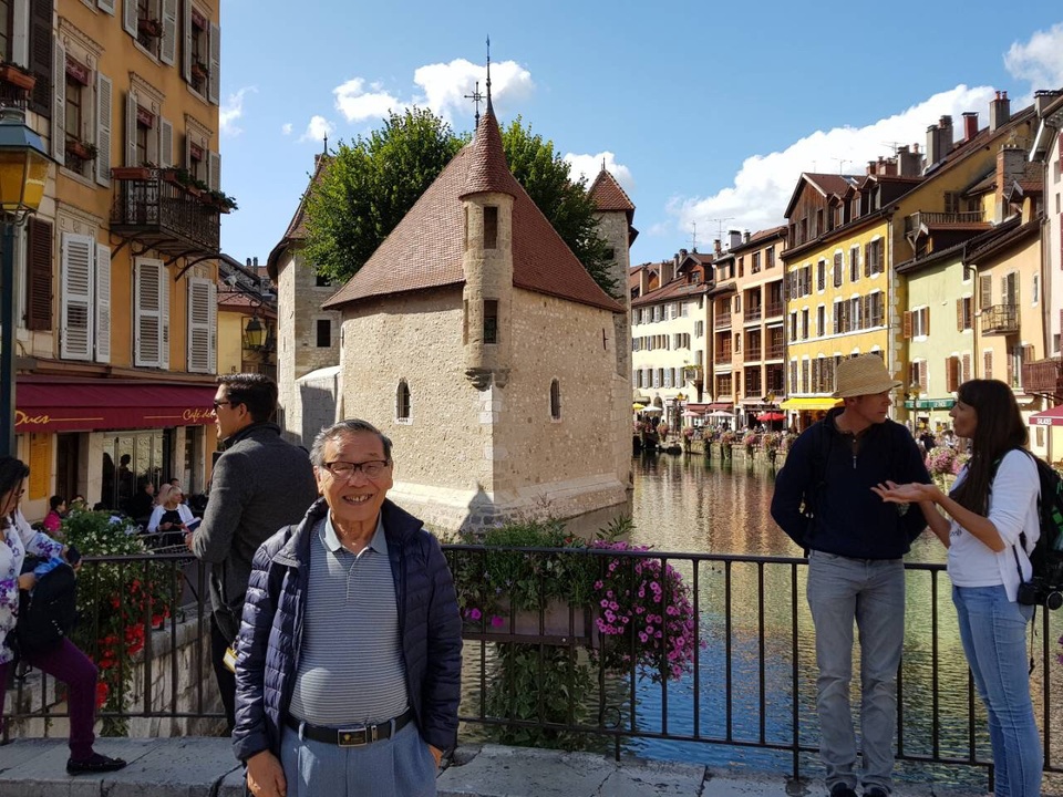 Thăm Annecy - Thị trấn hữu tình du lịch nổi tiếng của nước Pháp - 2 Đằng sau là ngôi nhà Tam giác biểu tượng của Thị trấn
