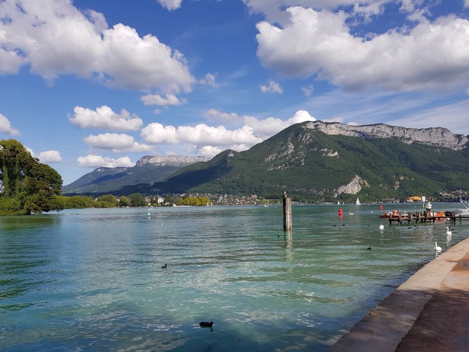 Thăm Annecy - Thị trấn hữu tình du lịch nổi tiếng của nước Pháp - 7 Quang cảnh hồ Annecy - sơn thủy hữu tình với rất nhiều điểm vui chơi giải trí nghỉ ngơi thu hút khách du lịch