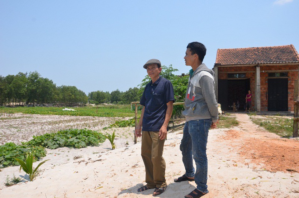 Quảng Bình: Hàng chục hộ dân bức xúc vì đất giãn dân 10 năm không được cấp sổ đỏ! - 1 Nhiều hộ dân tại thôn Tân Lập, xã Cam Thủy bức xúc vì đất giãn dân 10 năm không được cấp sổ đỏ