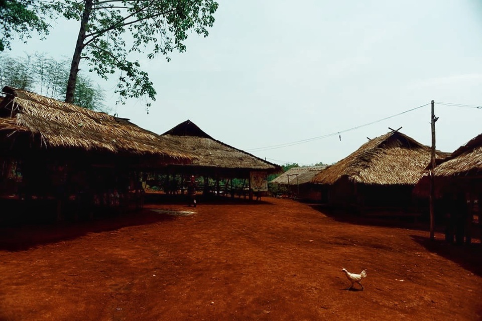 Nét huyền bí của người Karen cổ cao theo thời gian - 3 Những ngôi nhà đơn sơ làm từ tre nứa, mái lá lợp tranh nằm cạnh nhau trên khoảng sân lớn là nơi sinh hoạt của các gia đình người Karen.