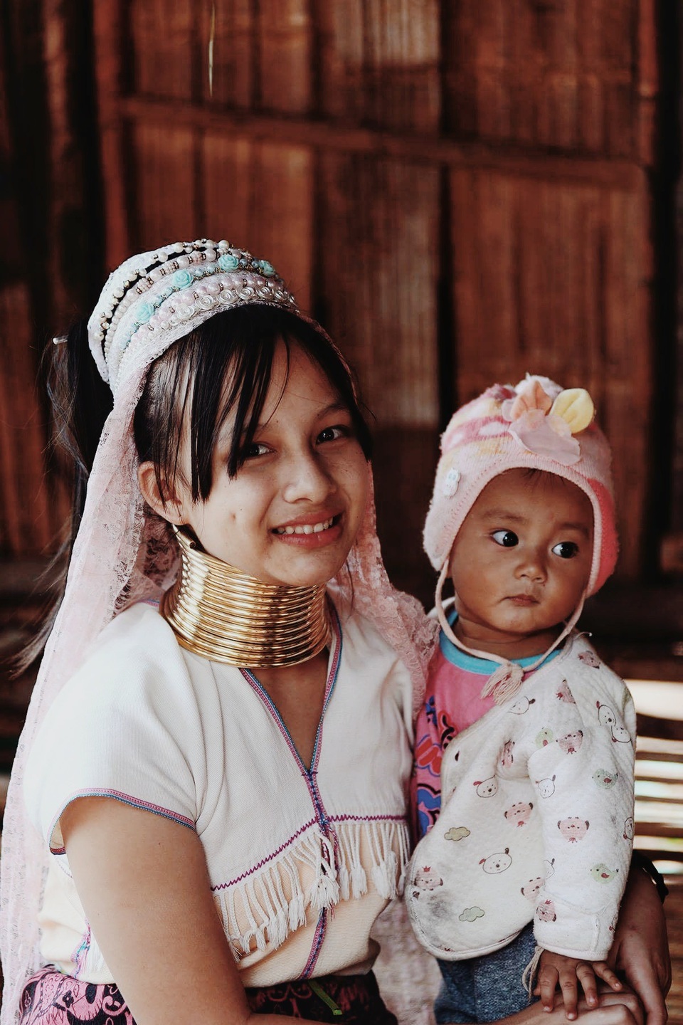 Nét huyền bí của người Karen cổ cao theo thời gian - 14 Vừa kiếm tiền từ dệt vải, bán hàng lưu niệm cho du khách, họ vừa có nhiệm vụ chăm con để đàn ông đi làm xa.