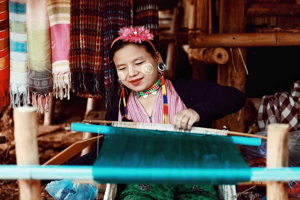 Nét huyền bí của người Karen cổ cao theo thời gian - 13 Thiếu nữ trong làng ngồi dệt vải.