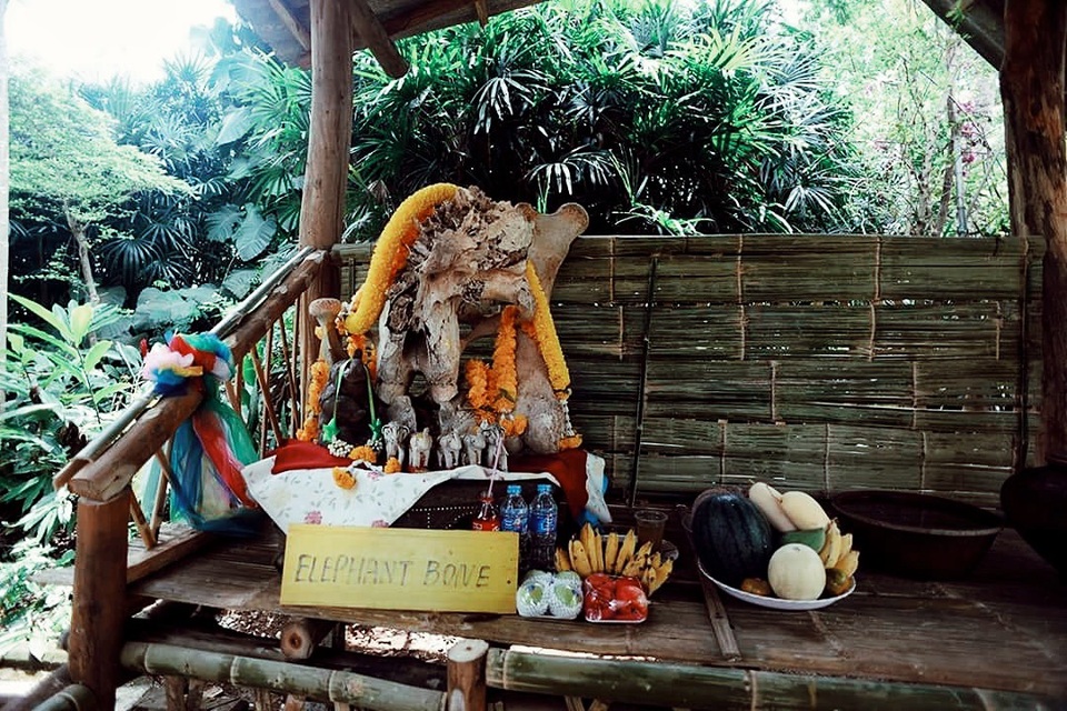 Nét huyền bí của người Karen cổ cao theo thời gian - 17 Bàn thờ đặt trước cửa đi vào ngôi làng người Karen.