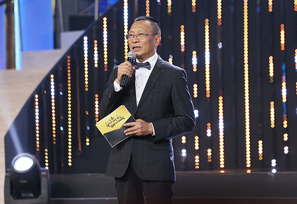 Sau thời gian dài vắng bóng, nhà báo Lại Văn Sâm chia sẻ về chương trình mới nhất mà anh tham gia: “Tôi hơi ngạc nhiên vì một chương trình lạ như “Quý ông đại chiến” bây giờ mới có mặt tại Việt Nam. Không đi tìm sự hoàn hảo, chương trình sẽ phơi bày quan niệm của một người phụ nữ về sức quyến rũ của các quý ông”.