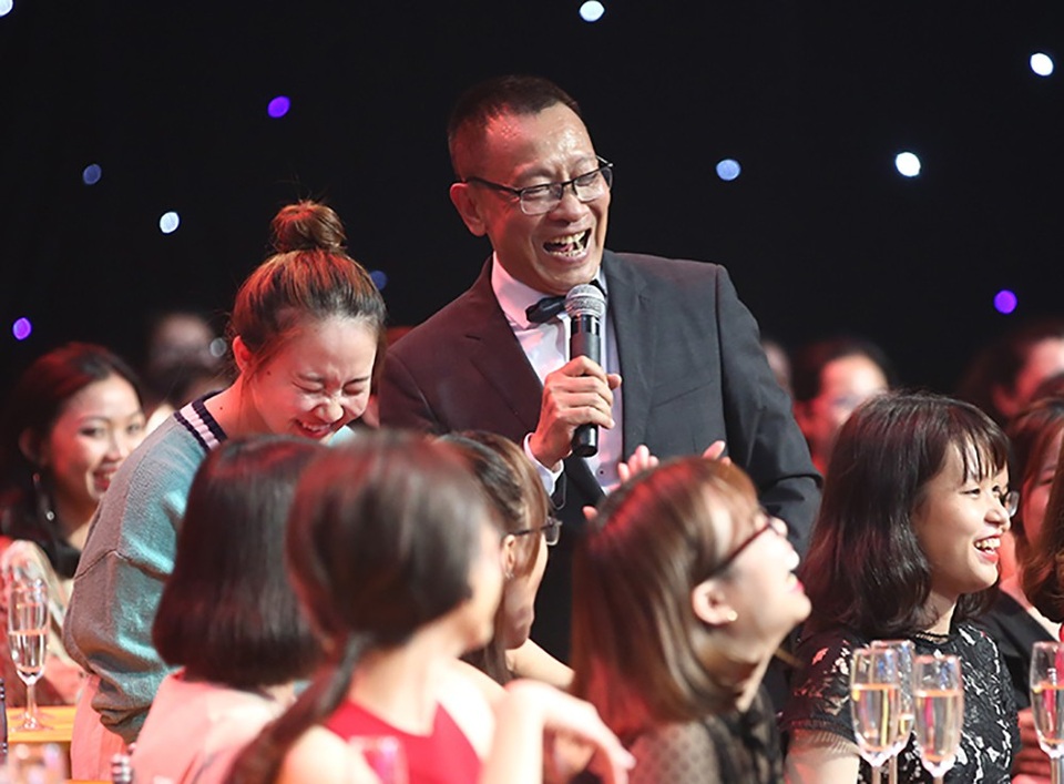 Được giới thiệu như một “bố già” của chương trình, không còn là một MC đạo mạo, nhà báo Lại Văn Sâm khiến công chúng thích thú với phong cách lịch lãm, chất và “chịu chơi”.