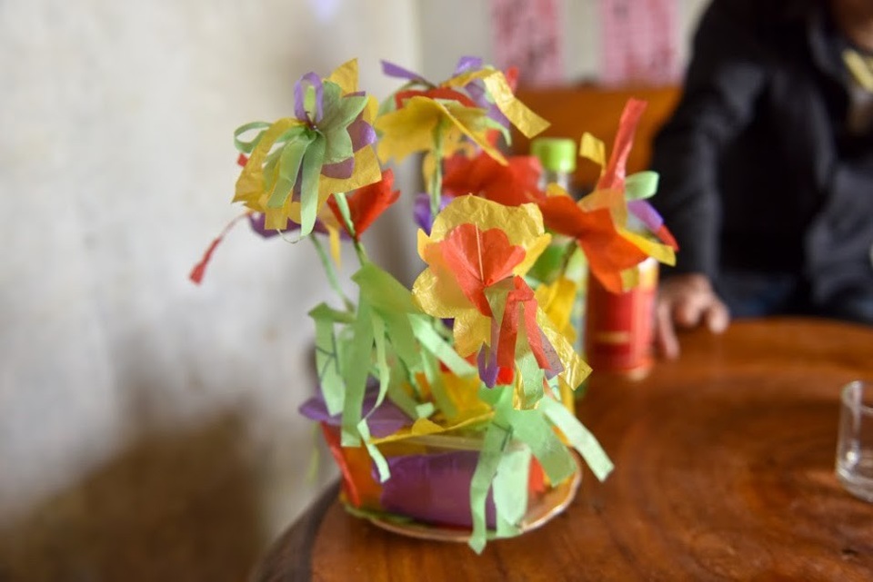 Cuộc sống lạc quan của 9x mắc bệnh "người cá" hiếm gặp ở Hà Nội - 12 Những bông hoa giấy do Thọ tự tay làm