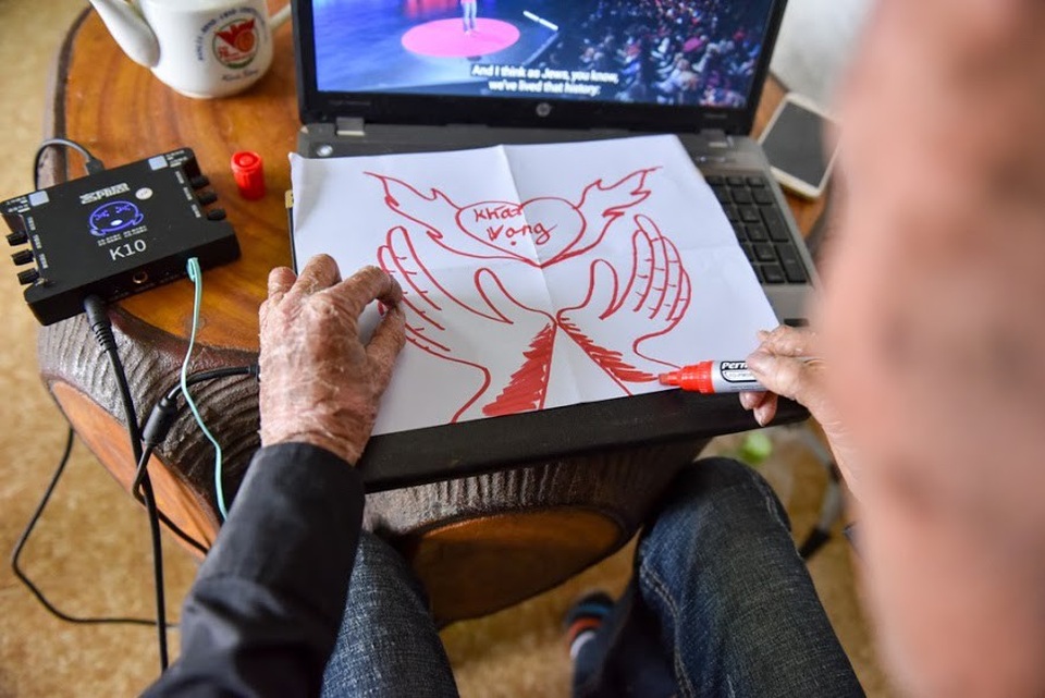 Cuộc sống lạc quan của 9x mắc bệnh "người cá" hiếm gặp ở Hà Nội - 11 Thọ cho hay, mình thích đọc sách nhất là các sách của các diễn giả nổi tiếng trên thế giới. “Em ước mơ sẽ trở thành một diễn giả, truyền cảm hứng đến những người bất hạnh giống mình trong cuộc sống”, Thọ nói.