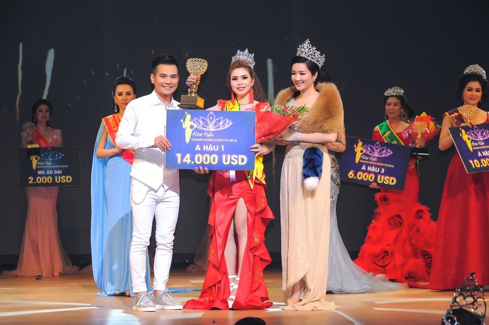 Vũ Thanh Thảo đăng quang Á hậu 1 tại Hoa hậu Doanh Nhân Hoàn Vũ 2018 - 1
Ca sĩ Lâm Hùng cùng Hoa hậu Giáng My trao giải Á hậu 1 cho người đẹp Vũ Thanh Thảo.