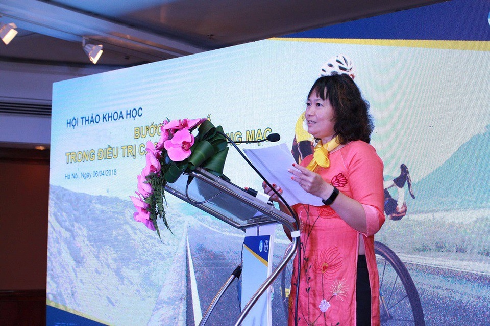 Bệnh lý võng mạc: Vì sao cần điều trị sớm? - 2 BS Lynette Moey, Giám đốc Nhánh Dược phẩm của Bayer tại Việt Nam phát biểu tại hội thảo