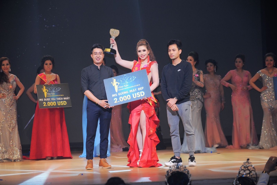 Vũ Thanh Thảo đăng quang Á hậu 1 tại Hoa hậu Doanh Nhân Hoàn Vũ 2018 - 5
Ngoài đăng quang ngôi vị Á hậu 1, người đẹp Vũ Thanh Thảo còn nhận được giải thưởng phụ Ms có gương mặt khả ái.