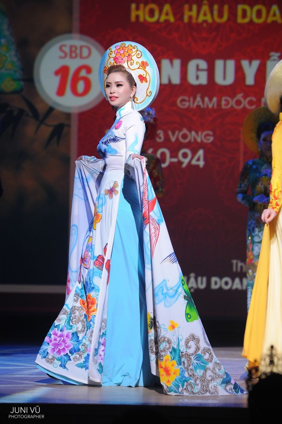 Vũ Thanh Thảo đăng quang Á hậu 1 tại Hoa hậu Doanh Nhân Hoàn Vũ 2018 - 7
Duyên dáng với áo dài.