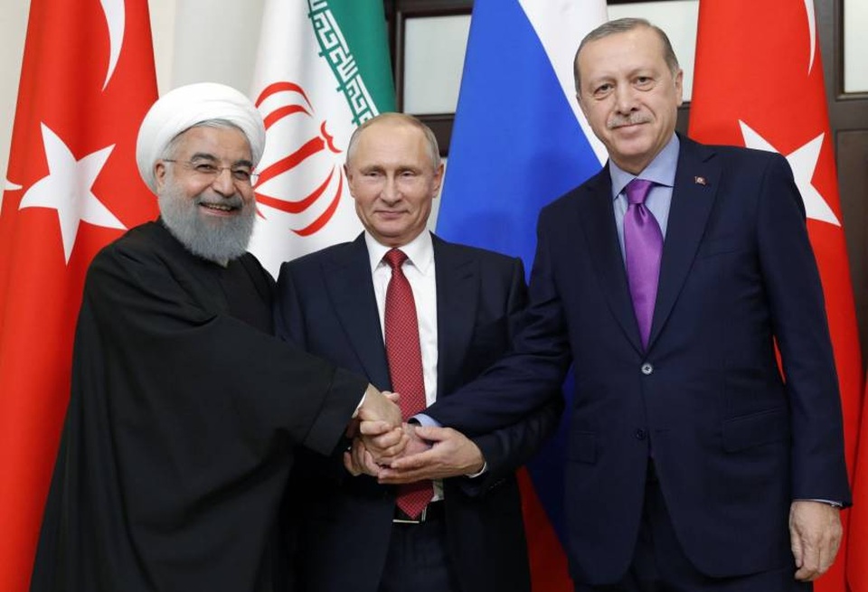 Lý do Nga vẫn cần Mỹ tại Syria sau cuộc không kích gây chấn động - 1 (Từ trái qua phải) Tổng thống Iran Hassan Rouhani, Tổng thống Nga Vladimir Putin và Tổng thống Thổ Nhĩ Kỳ Recep Tayyip Erdogan trong cuộc gặp tại Sochi để bàn về vấn đề Syria năm 2017 (Ảnh: AFP)