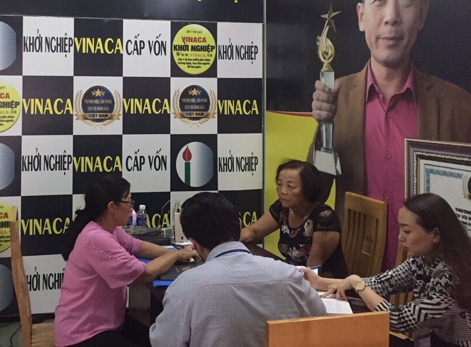 Đồng Nai: Đình chỉ 2 đại lý bán thực phẩm điều trị ung thư làm từ than tre - 1 Lực lượng chức năng làm việc với chủ đại lý bán thực phẩm chức năng hỗ trợ điều trị ung thư làm từ than tre của Công ty TNHH Vinaca tại phường Bình Đa, TP Biên Hòa
