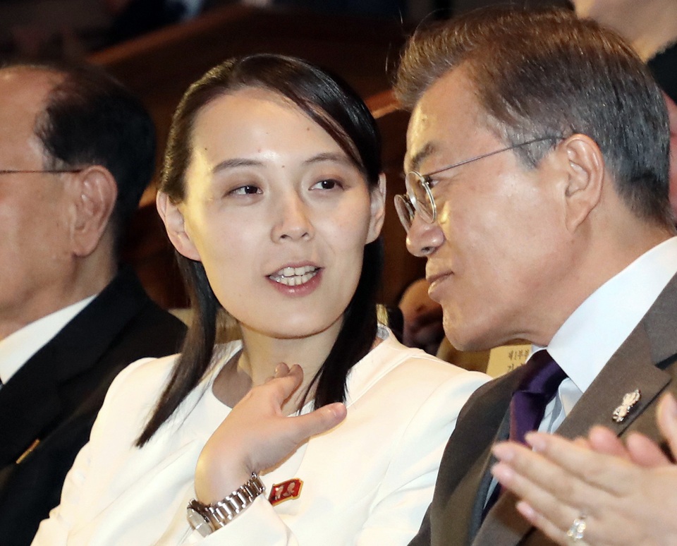 Chiến lược sức mạnh mềm của nhà lãnh đạo Triều Tiên - 3 Bà Kim Yo-jong trò chuyện cùng Tổng thống Hàn Quốc khi tham dự sự kiện tại Seoul hồi tháng 2 (Ảnh: AP)