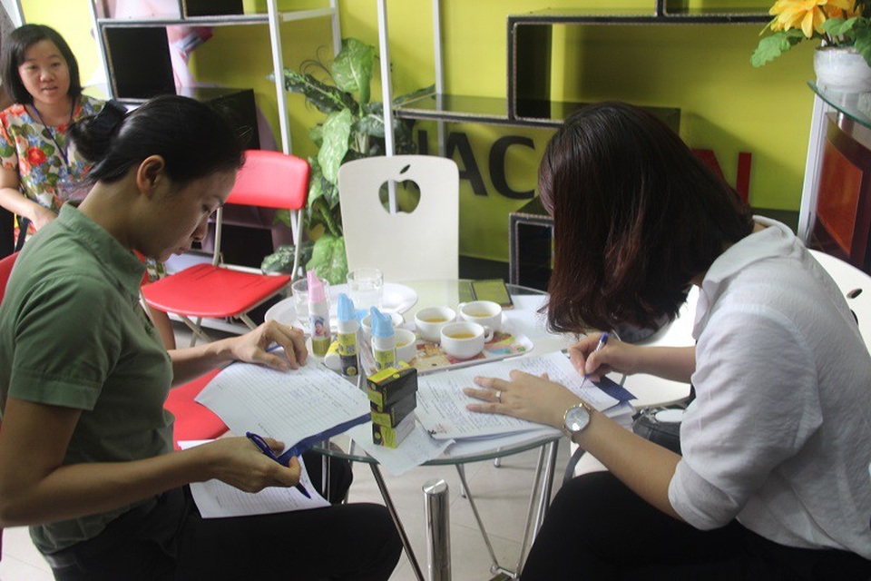 Lực lượng chức năng lập biên bản tịch thu toàn bộ lô hàng, chờ xử lý