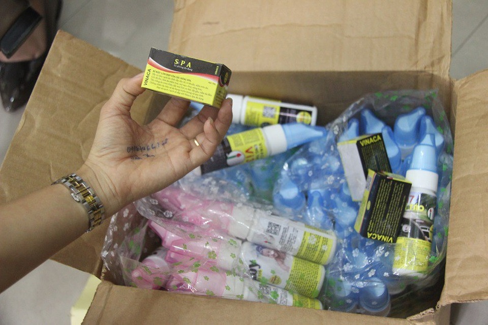 Nhiều sản phẩm của Vinaca được phát hiện cất giấu dưới gầm cầu thang